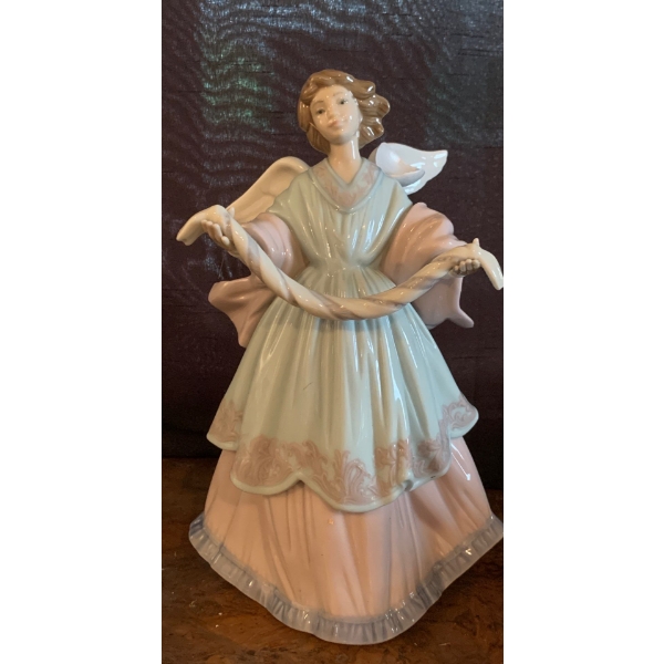 LLADRO Porcelain 'Joyful Offering' Figurine - 8.5T 