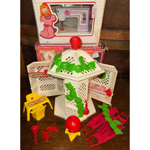 Kimmy's Mini Sewing Machine & Strawberry Shortcake's Berry Garden House/ Gazebo Toy