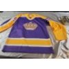 Image 11 : Wayne Gretzky Hat Trick! Action Figure, Upper Deck Trading Card and LA Kings Jersey Size M