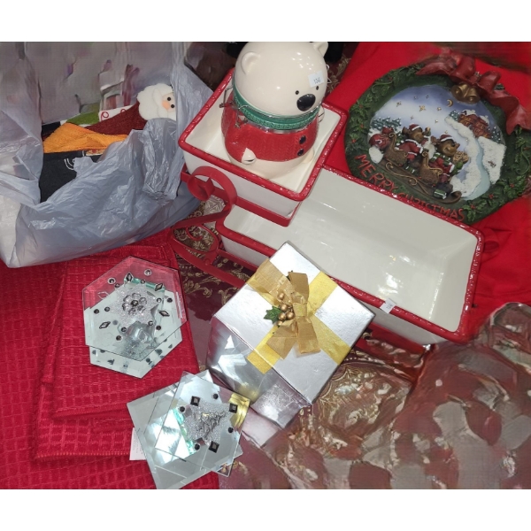 Holiday Decor Includes: Bear Jar, Table Dressings, Candle Holders and More!