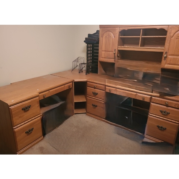 Desk- L to R: 16 W, 26.5 D, 30 T : 30.5 W, 26.5 D, 30 T : 32.5 W, 32.5 D, 30 T : 61 W, 27 D, 69 T 