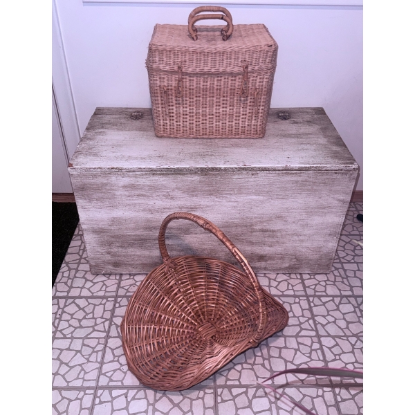 Rustic Back Door Bench with Storage and Two Wicker Baskets