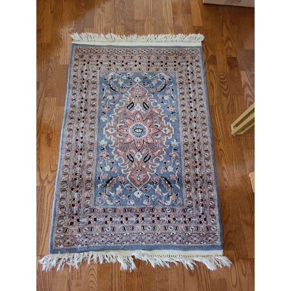 Gorgeous Floral Blues Rug - 47x32 