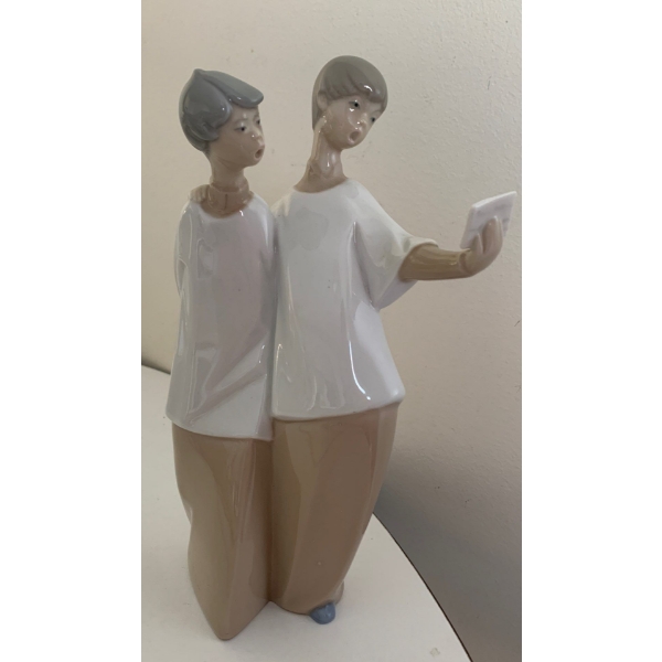 LLADRO Porcelain Pair of Choir Boys Figure  - 8.5T 