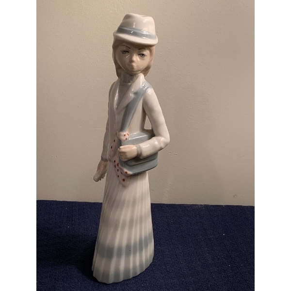 Lladro Porcelain Series Lady in Pleated Skirt 9T