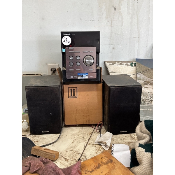 Panasonic CD changer with radio two speakers model number SA – PM46 in great working condition

