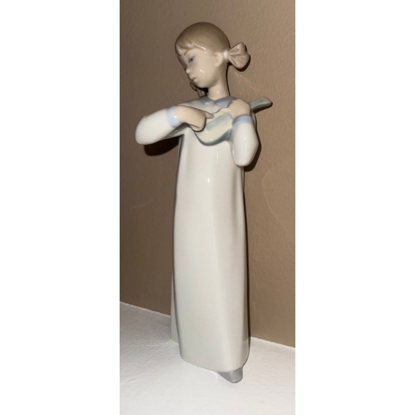Lladro Porcelain - 'Girl w/ Guitar' Sculpted By Fulgencio Garcia in Spain Mo.4871