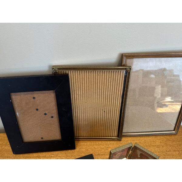 Antique Art 9T w/ Bonus Photo Frames 