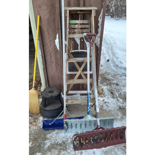 Wooden Utility 4 Step Ladder 59 T, Step Stool and Shovels