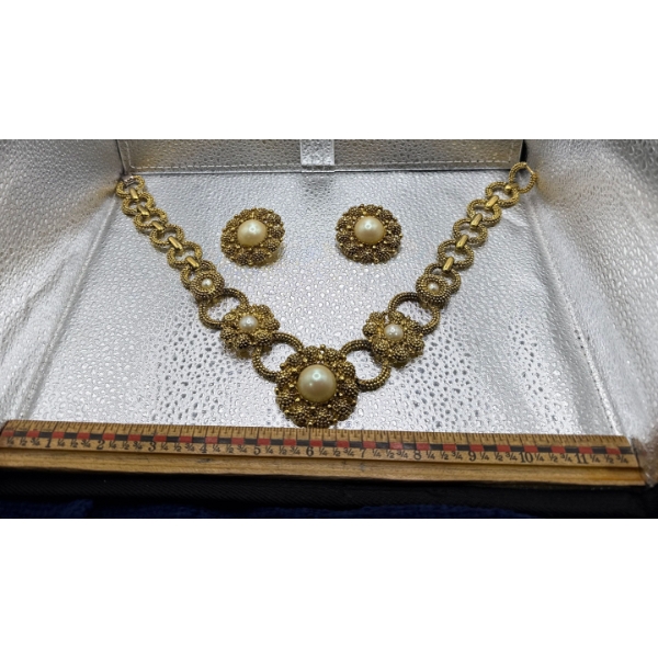 Christian Dior Necklace and Earring Set in Plated Gold with Pearl