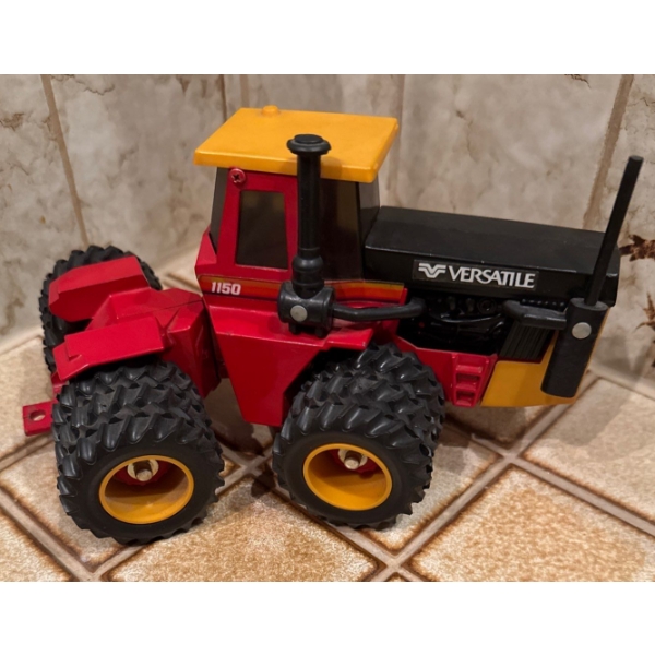  Versatile 1150 4WD 1:32 Diecast Toy Tractor w/Triples 