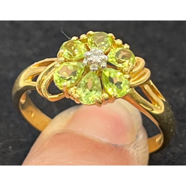 14K Gold and Peridot Ring (total weight 3g)