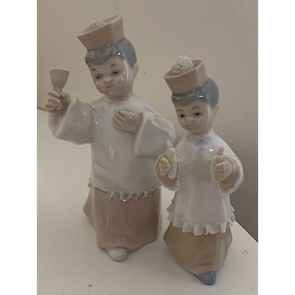 LLADRO Pair of Porcelain Altar Boys (Lace Trim on Larger Boy Damaged) - 5T 