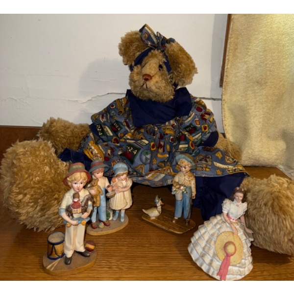 Vintage RUSS Bear w/ Assorted Jan Hagara Figurines 4T