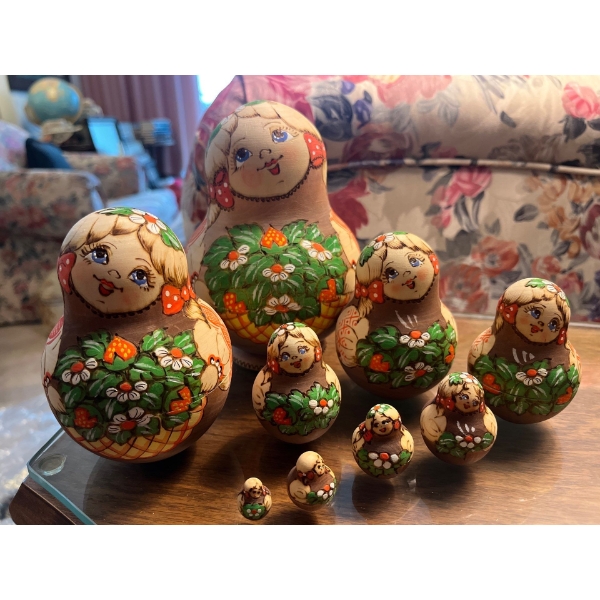 Vintage Wooden Russian Matryoshka Nesting Dolls-Hand Panted 9 pieces 61/2”