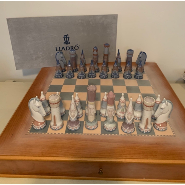  LLADRO Porcelain Chess Set Beautiful (33 Pieces) 22x22