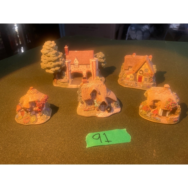 Lilliput Lane Collection (5 Pcs) Circle of Love, Applejack Cottage, Hickory Dickory, Friends Forever