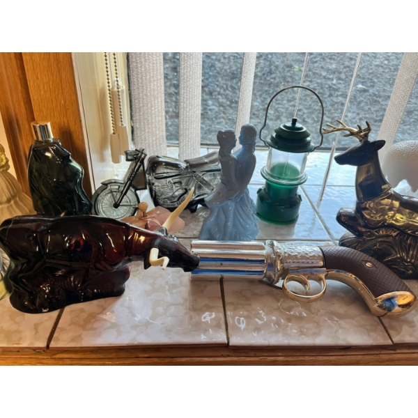 Assortment of Avon collectables.


