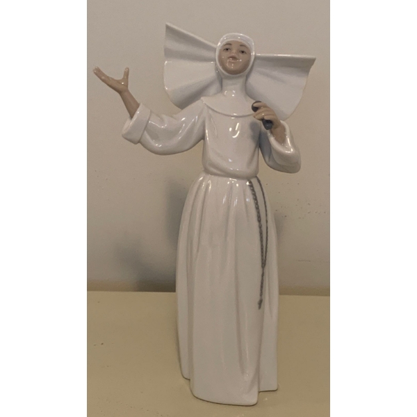 LLADRO Porcelain Sister Nun Preaching In White Robe 9T
