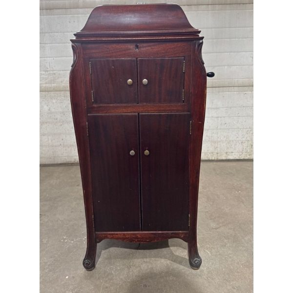 1913 Victor Record Player with Cabinets and Detachable Handle (Works) 19Wx22.5Dx42H
