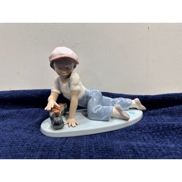 LLADRO "All Aboard" 8Wx5T (with original box)