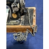 Image 5 : Portable Antique Singer Sewing Machine