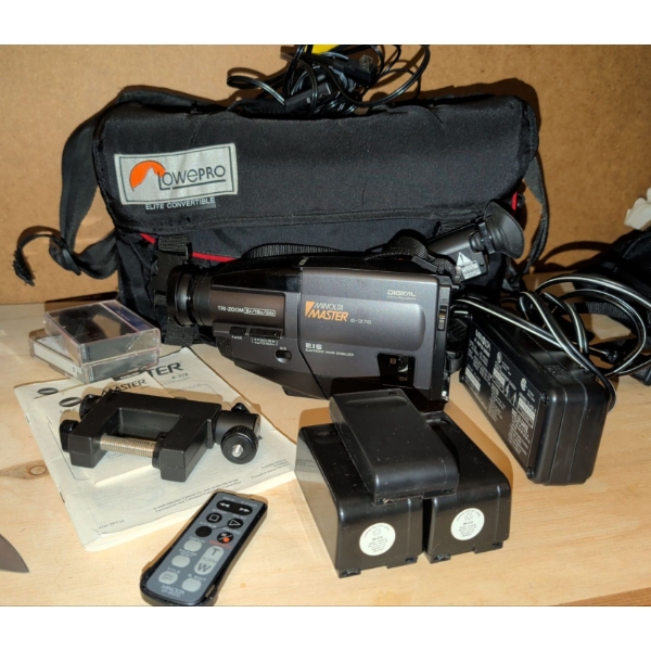 MINOLTA Mo.8-378 Portable Camcorder w/ Lowpro Travel Case & Assorted Accessories 