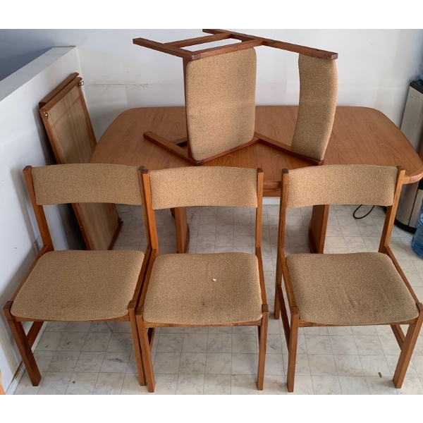 Lovely Teak Set: Table w/ 4 Chairs and 2 Leafs (38W, 61D, 28T Unextended) 