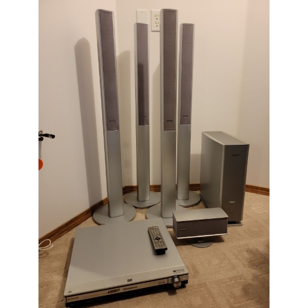 PANASONIC DVD Home Theatre Sound System Mo.SA-HT900 w/ Remote