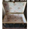 Image 5 : Cool Trunk with Rose Wallpaper Interior
