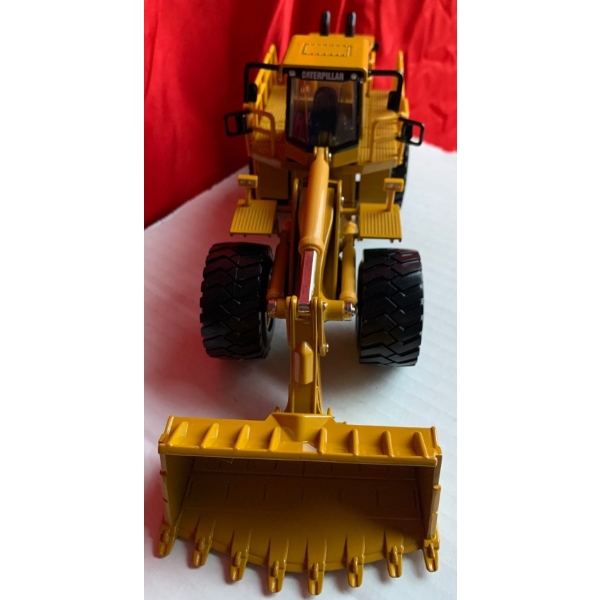 Norscot CAT 992G Wheel Loader 1:50 Scale Die-Cast - Beck Auctions Inc.
