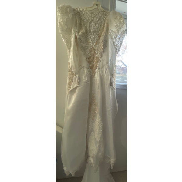  Vintage Stunning Elegant Wedding Dress   Extra long Backing Beaded Chest and Wrists