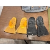 Image 4 : Vintage Bags & Leather Mittens