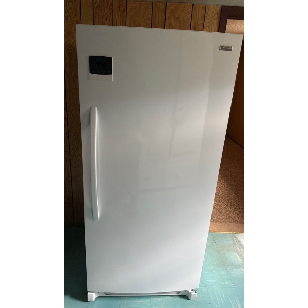 Clean White Fridge, 32W, 29D, 72T 
