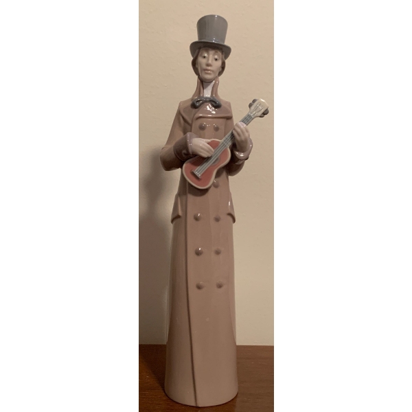 LLADRO Porcelain Musician w/ Guitar Figure - 9.5T 