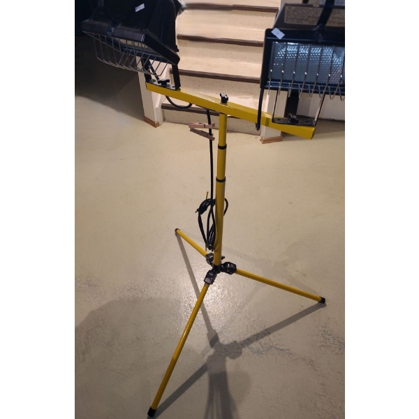 Outdoor Use Halogen Light Model HLS-5100 35 W w/ Tripod Open, 55 T as Pictured 