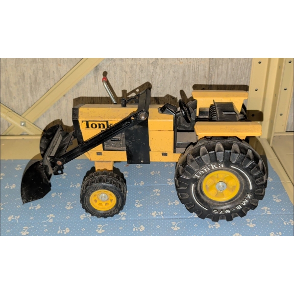 Vintage TONKA Front - End Loader Tractor Toy Mo.XMB975 12" Length 