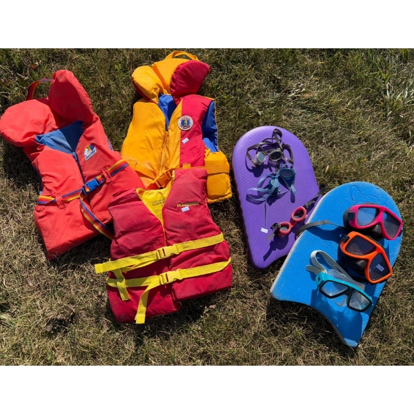  swimming kids fun pack Life jackets boy oh boy and floatation boards with googles