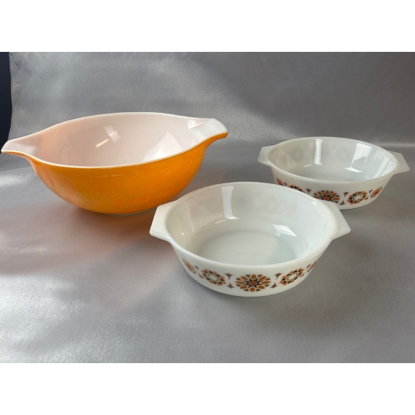 PYREX Cinderella Mixing Bowls In 'Town & Country' & 'Toledo' Patterns