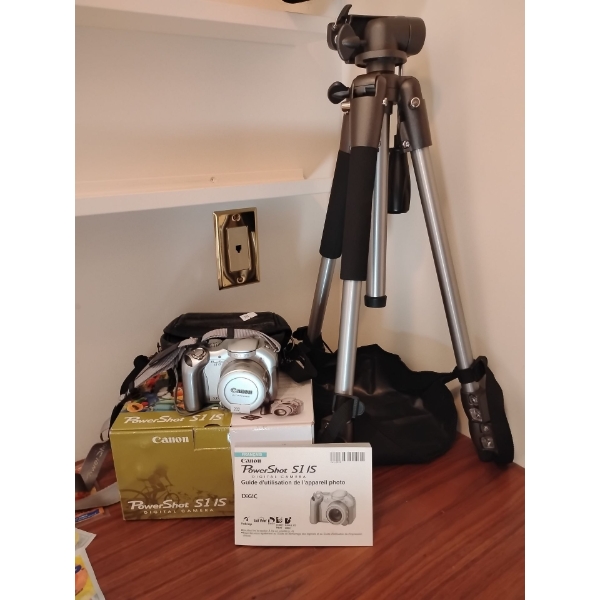 Canon Powershot SI IS w/ Tripod & Accessries