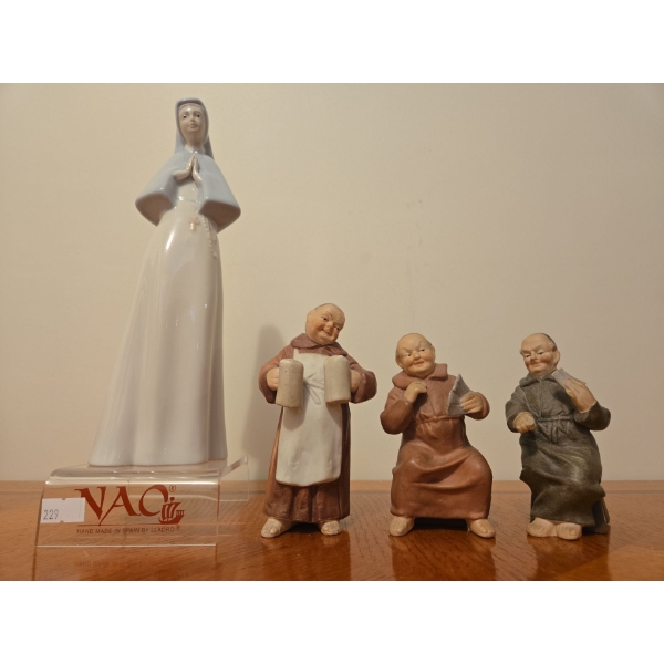 Vintage Porcelanas  Nun Figurine Valencia Spanish Porcelain (11T) w/ Lovely Monk Figures 