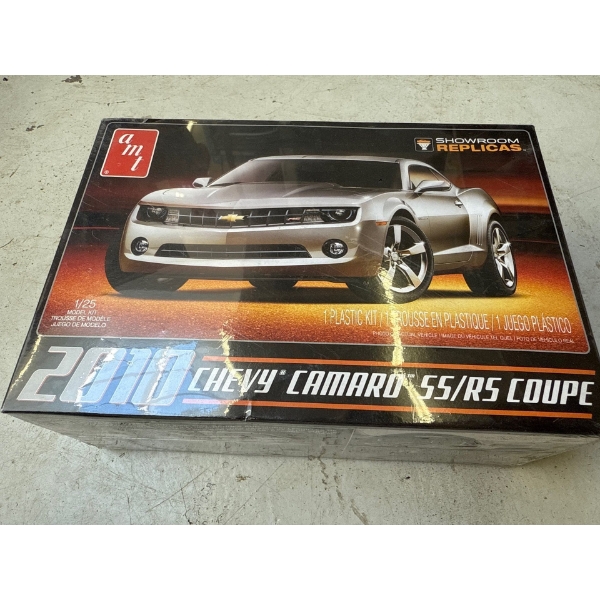 2010 Chevy Camaro SS/RS Coupe Car Model 1/25 Sc w/ Assorted Mini Car Models in Box 