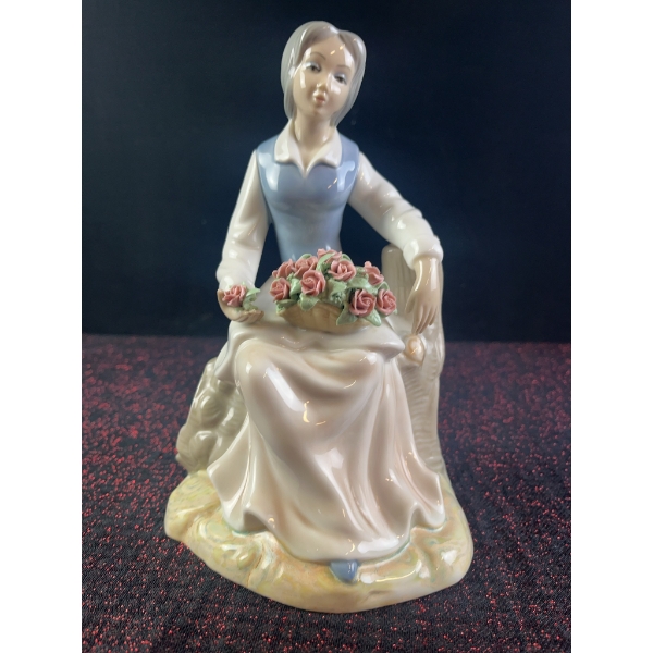 Lladro Porcelain Figurine Girl with Roses 8 Inch