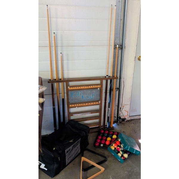 Billiards Essentials - Scoreboard Cue Stand Snooker Set Standard Pool Balls & Team Duffle