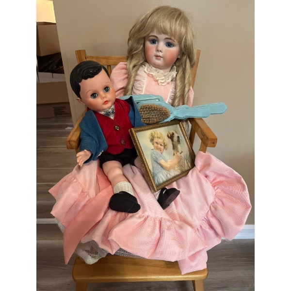 Collection of vintage dolls, and a vintage wood highchair