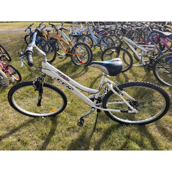 ladies CCM NEVADO with front suspension 21 speed size 27 to 30“