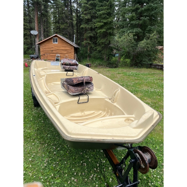  Sundolphin, 12 foot hard plastic boat with trailer seats, lifejackets motor and gas can.
Johnson se
