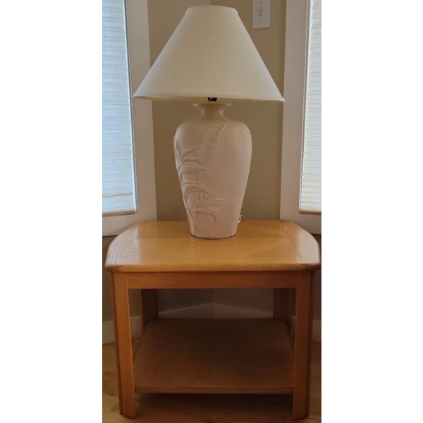 VINTAGE End Table w/ 80's Post Modern Plaster Of Paris Decorative Table Lamp 25T