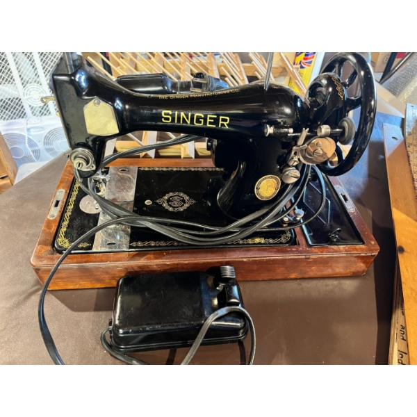 1950 Singer Sewing machine #JC8171358 with Case. Excellent Condition plus yard measuring sticks