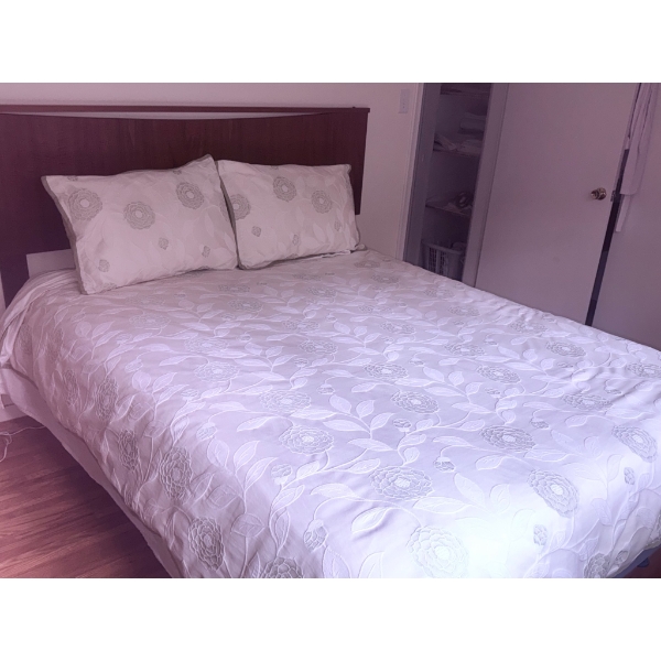 Queen Size Simmons Bed with Quilted Mattress and Floral Cover